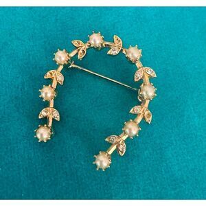 Vintage U-shape Pearl & Crystal Brooch, in Gold plate, Unmarked